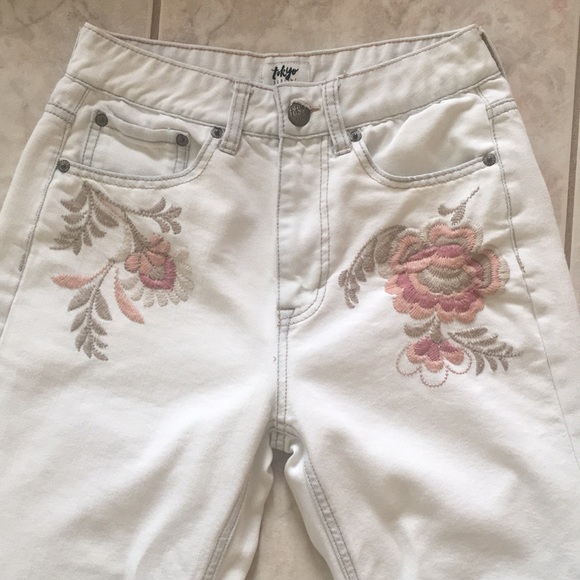 Straight leg jeans. (Aeropostale) - Picture 3 of 6